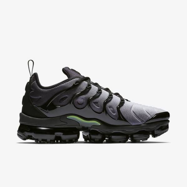 Black / White Men's Nike Air VaporMax Plus Sneakers | NK732ZBK